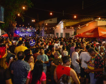 Confira fotos! Foliões se jogam na  prévia de carnaval do Pernambuco | Por Luiz Amorim/Book Fotografia