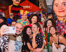 Confira fotos! Foliões se jogam na  prévia de carnaval do Pernambuco | Por Luiz Amorim/Book Fotografia