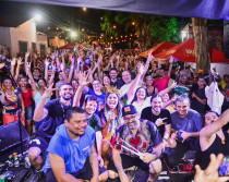 Confira fotos! Foliões se jogam na  prévia de carnaval do Pernambuco | Por Luiz Amorim/Book Fotografia