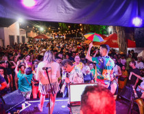 Confira fotos! Foliões se jogam na  prévia de carnaval do Pernambuco | Por Luiz Amorim/Book Fotografia