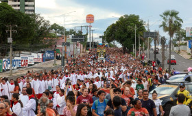 Fiéis do Piauí participam da procissão “Teresina Ressuscita com Cristo”