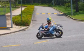 Juliette ganha moto BMW do noivo; ex-bbb perde o equilíbrio e vai ao chão