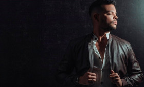 Feira na Praça recebe show de Flávio Moura com o projeto Estação 90 neste domingo (12)