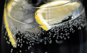 Água com limão: hábito saudável ou mito das redes sociais?