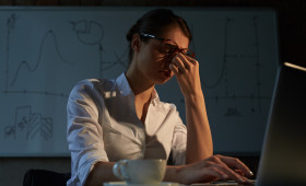 Mulheres enfrentam sobrecarga emocional e dupla jornada; especialista orienta como preservar a saúde mental