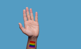 Mês do orgulho LGBTQIAPN+: entenda os impactos na saúde mental