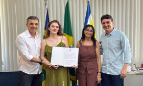 Uespi publica coletânea de poemas de Torquato Neto traduzidos para o inglês