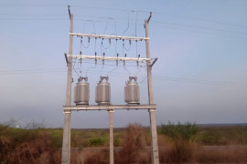 Equatorial Piauí realiza melhorias na rede elétrica de São João da Serra com novo banco regulador de tensão