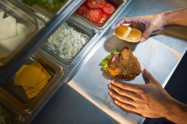 McDonald’s abre cozinhas e convida clientes a conhecerem o preparo dos sanduíches mais famosos do mundo