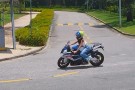 Juliette ganha moto BMW do noivo; ex-bbb perde o equilíbrio e vai ao chão