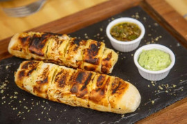 Aprenda como fazer pão de alho recheado com queijo