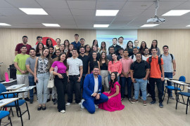 Estudantes participam de curso de oratória com foco no desenvolvimento profissional