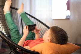 Férias Desconectadas: Especialista alerta para riscos do excesso de telas e aponta o brincar ao ar livre como antídoto nas férias escolares