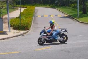 Juliette ganha moto BMW do noivo; ex-bbb perde o equilíbrio e vai ao chão