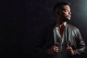 Feira na Praça recebe show de Flávio Moura com o projeto Estação 90 neste domingo (12)