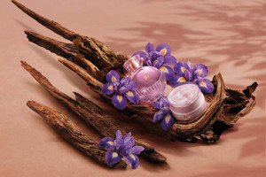 Com ingrediente raro da perfumaria internacional, O Boticário lança Liz D'Essence