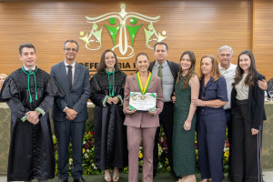 Promotora de Justiça do MPPI recebe Medalha do Mérito Defensorial
