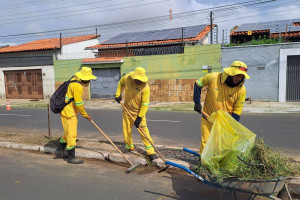 Mutirão de limpeza mobiliza 600 agentes no Centro de Teresina