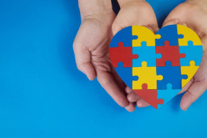 Diagnóstico adequado e psicoterapia promovem desenvolvimento e autonomia de pessoas autistas