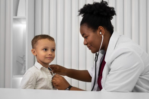 Infância além da brincadeira: pediatra alerta para cuidados que fazem diferença no desenvolvimento das crianças