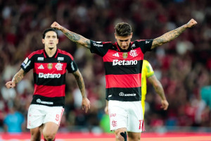 Flamengo vence e fica a um ponto do Palmeiras, líder do Brasileirão