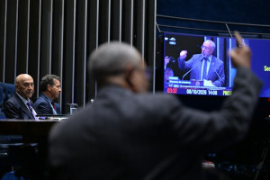 Fim da escala 6x1 passa pela 3ª sessão de discussão no Plenário   Fonte: Agência Senado