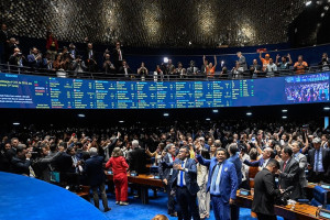 Senado Federal aprova fim da escala 6x1 e redução da jornada de trabalho