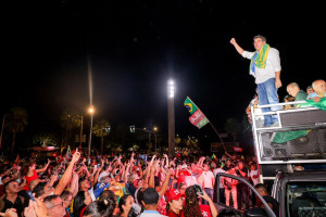 Rafael Fonteles é recebido com festa em Teresina após atuação na campanha nacional de Lula