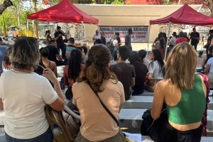 Auxiliares educacionais de Teresina fazem paralisação por direitos trabalhistas