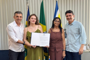 Uespi publica coletânea de poemas de Torquato Neto traduzidos para o inglês
