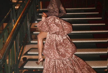 Laura Brito brilha no Prêmio iBest 2026 com look conceitual e protagoniza anúncio de categoria