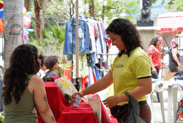 Feira na Praça realiza mais uma edição com apresentações de Nayra Lima e Boi Riso da Floresta neste domingo (22)