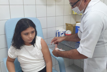 Público de 10 a 14 anos é convocado para se vacinar contra a dengue