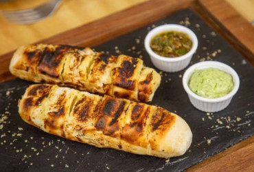 Aprenda como fazer pão de alho recheado com queijo