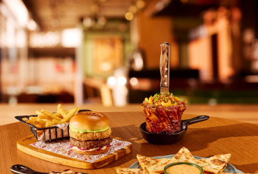 Outback atende pedidos dos consumidores e traz clássicos de volta em campanha com Dani Calabresa