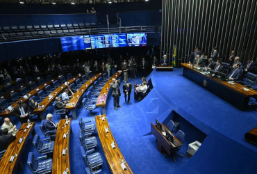 Entenda por que o voto para senador inclui mais dois nomes   Fonte: Agência Senado