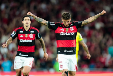 Flamengo vence e fica a um ponto do Palmeiras, líder do Brasileirão