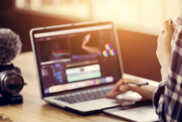Santander X oferece mais de 60 cursos online gratuitos de IA, marketing digital, finanças e dados para PMEs