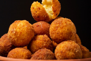 Bolinho de milho com queijo é opção crocante para o lanche