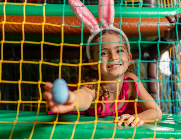 Vignoli celebra Páscoa com pizza de brownie em collab com Empório Brownie e brincadeira de “caça aos ovos”