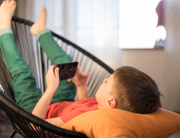 Férias Desconectadas: Especialista alerta para riscos do excesso de telas e aponta o brincar ao ar livre como antídoto nas férias escolares