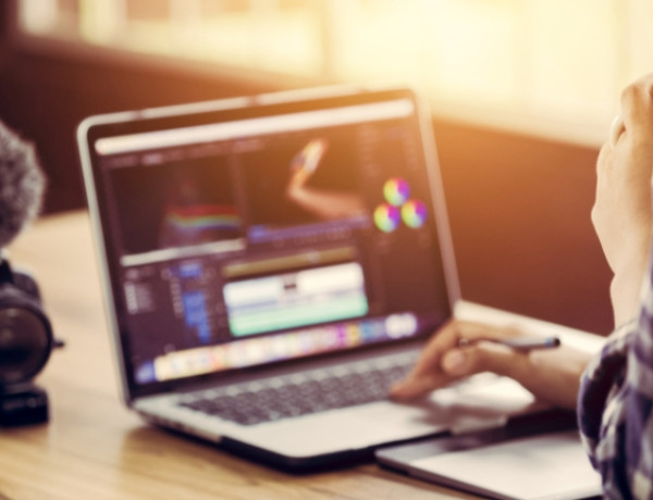 Santander X oferece mais de 60 cursos online gratuitos de IA, marketing digital, finanças e dados para PMEs