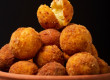 Bolinho de milho com queijo é opção crocante para o lanche