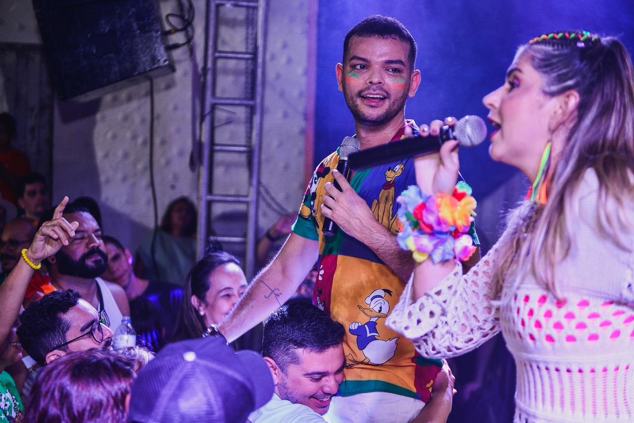 Confira fotos! Foliões se jogam na  prévia de carnaval do Pernambuco | Por Luiz Amorim/Book Fotografia