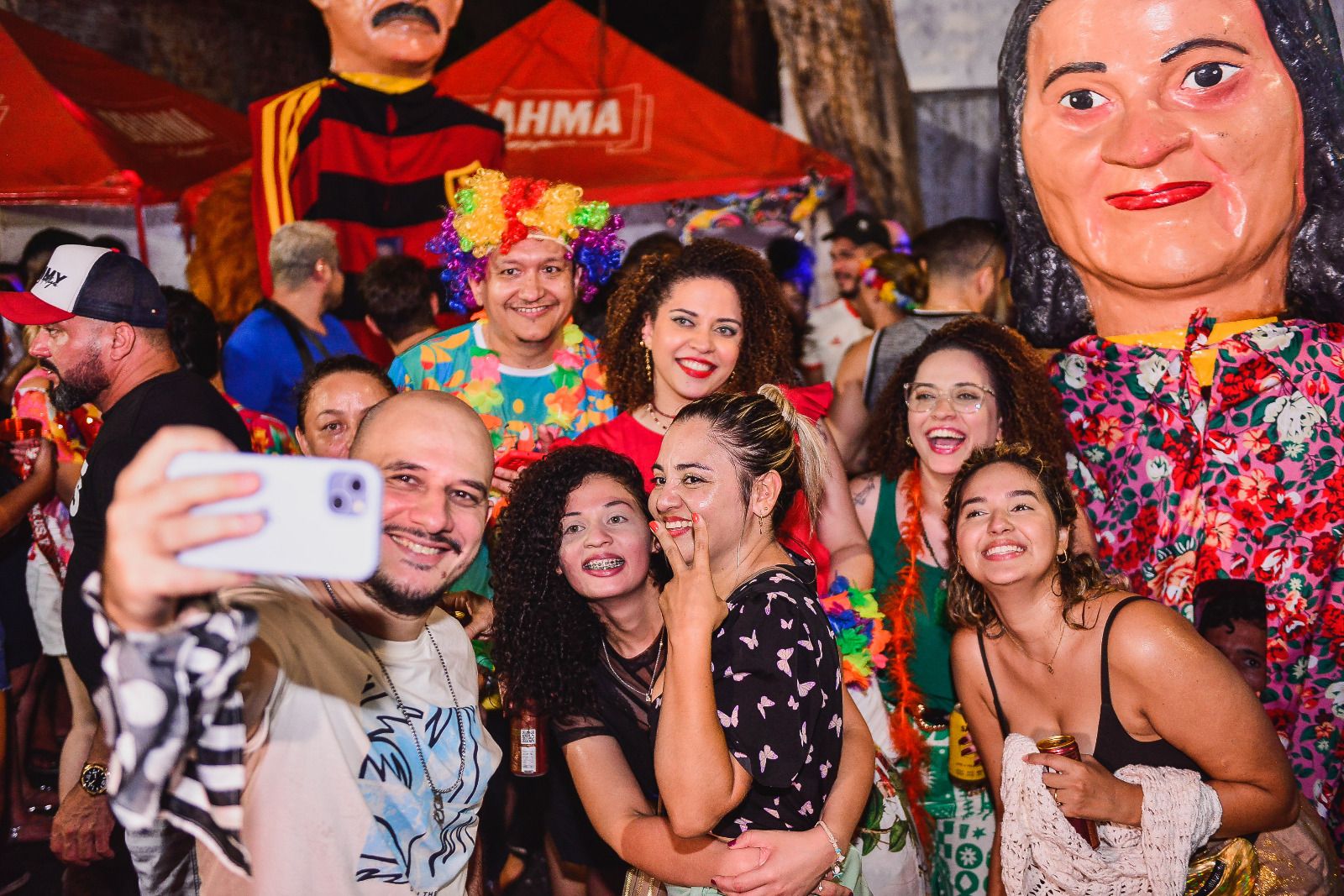 Confira fotos! Foliões se jogam na  prévia de carnaval do Pernambuco | Por Luiz Amorim/Book Fotografia