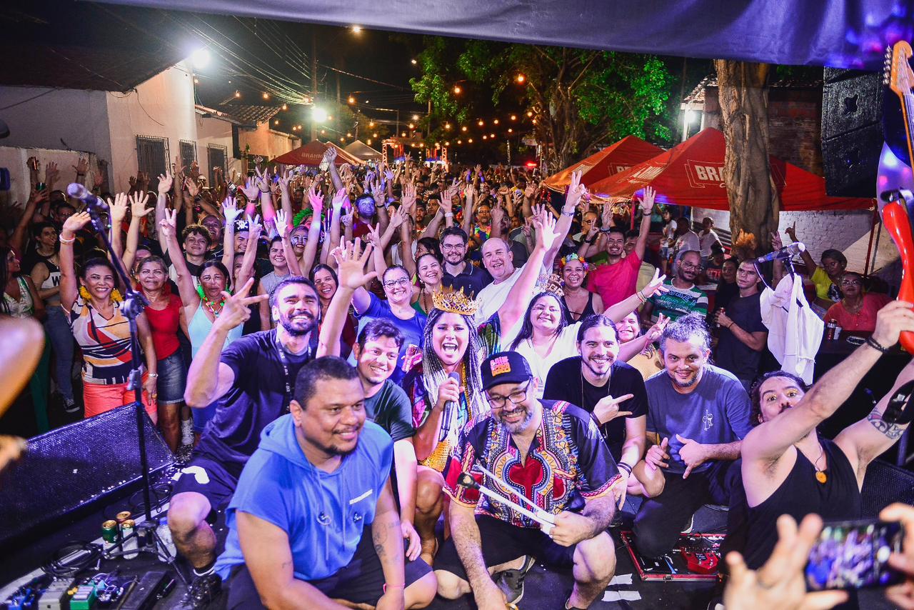 Confira fotos! Foliões se jogam na  prévia de carnaval do Pernambuco | Por Luiz Amorim/Book Fotografia