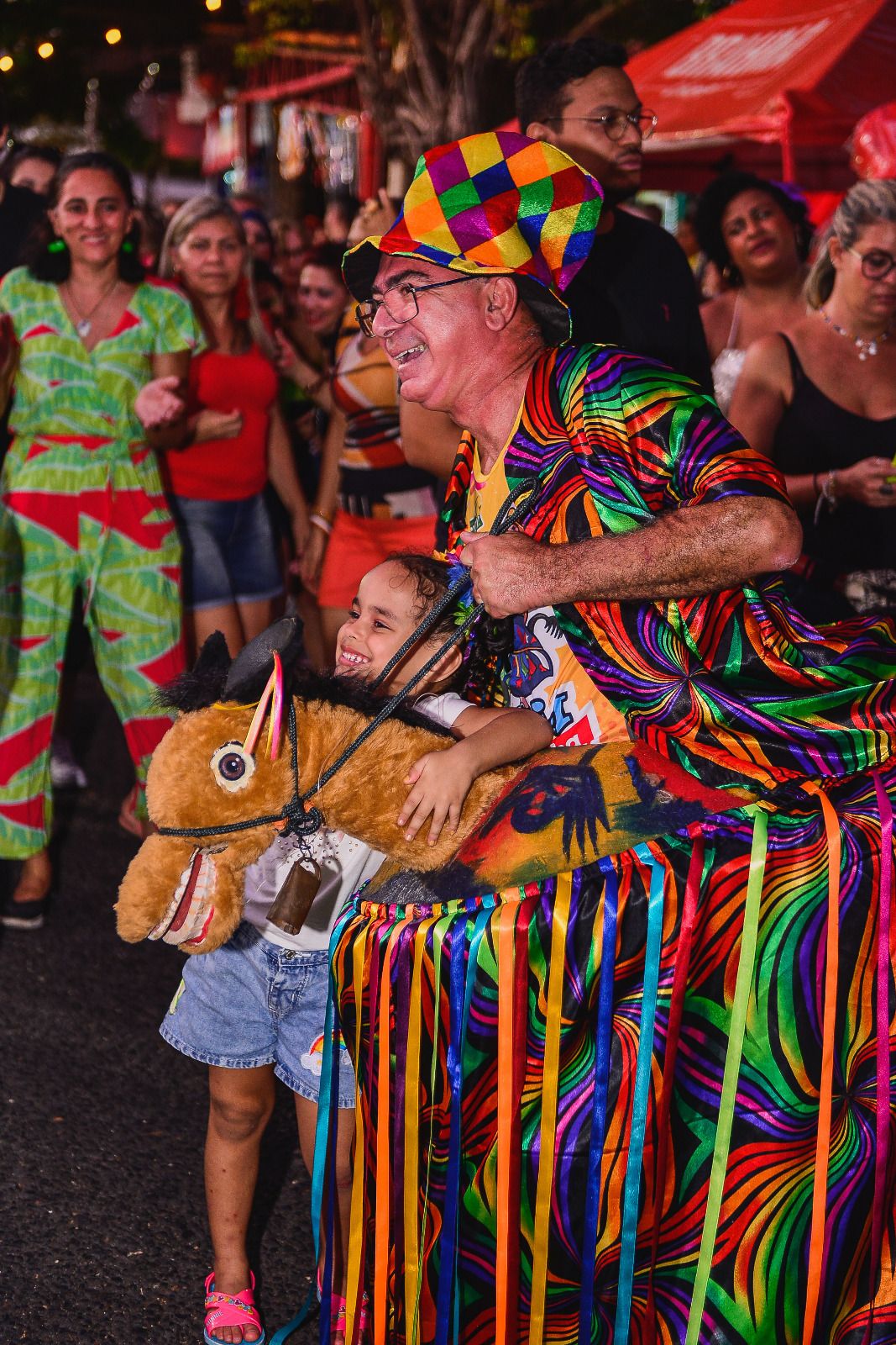 Confira fotos! Foliões se jogam na  prévia de carnaval do Pernambuco | Por Luiz Amorim/Book Fotografia