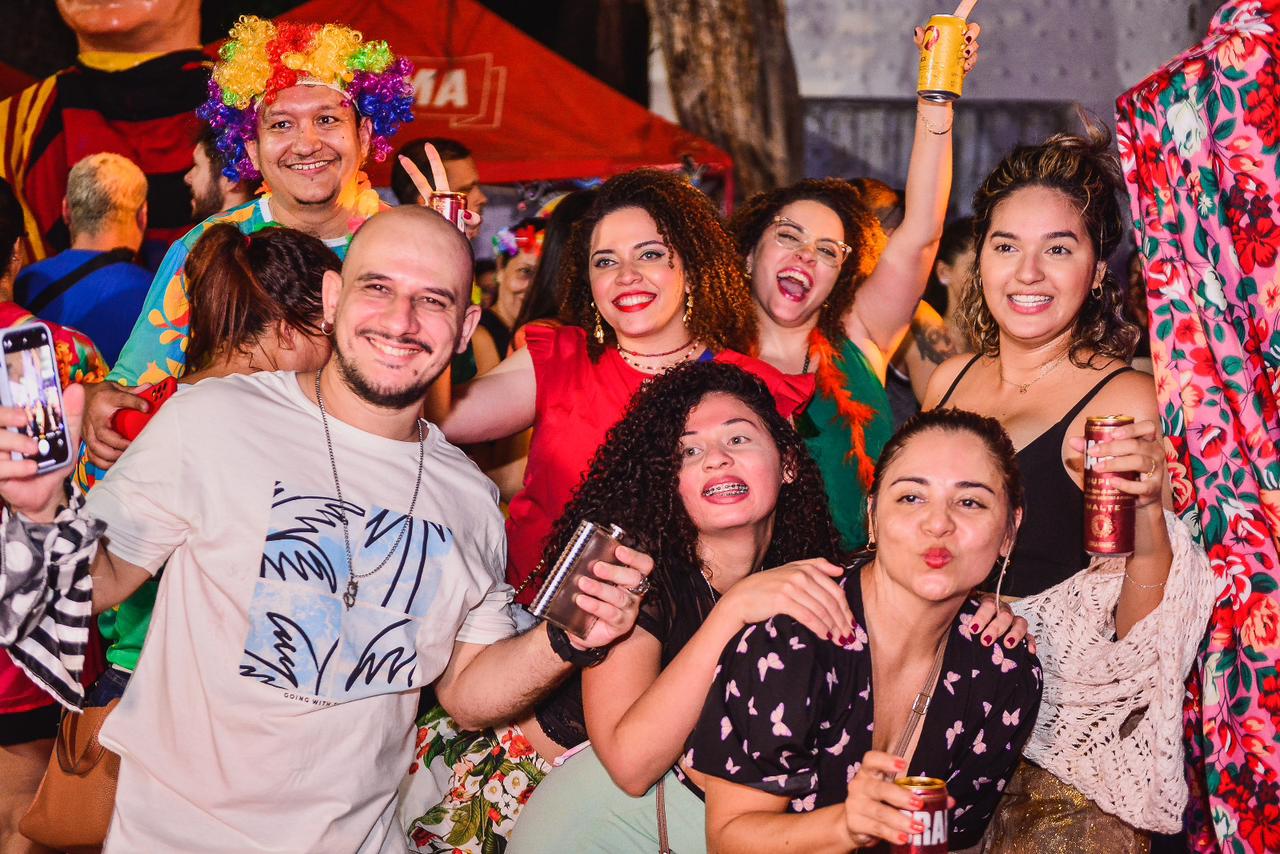 Confira fotos! Foliões se jogam na  prévia de carnaval do Pernambuco | Por Luiz Amorim/Book Fotografia