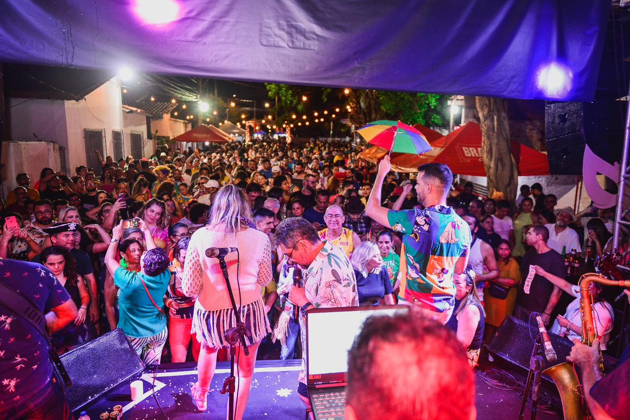 Confira fotos! Foliões se jogam na  prévia de carnaval do Pernambuco | Por Luiz Amorim/Book Fotografia